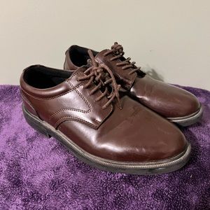 These are deer stag shoes and are size 7.5 in men.